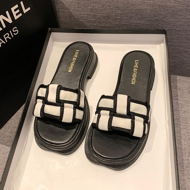 Super Fire Temperament Thick-soled Cool Slippers Women's Summer Wear Fashion 2025 New Niche High-end Going Out Beach Shoes