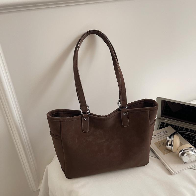 

Retro niche trend tote bag large capacity 2025 autumn new portable fashion simple commuter shoulder bag темно-коричневого кольору