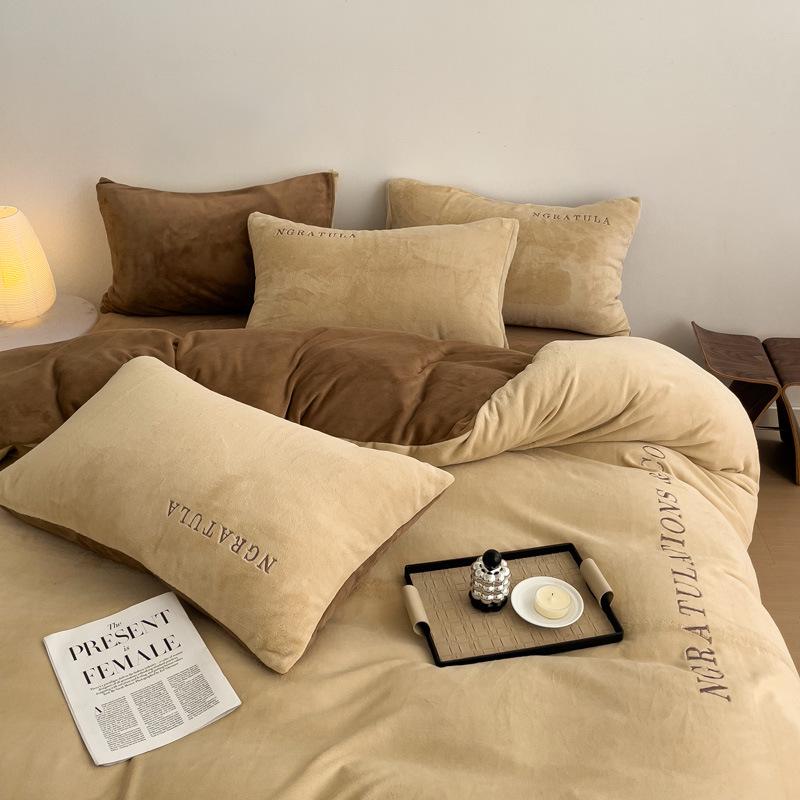 Čtyřdílná postelová sada z těžkého sametu: Dvoubarevné prošívání, plyšový a hřejivý povlak na přikrývku s prostěradly šetrnými k pokožce