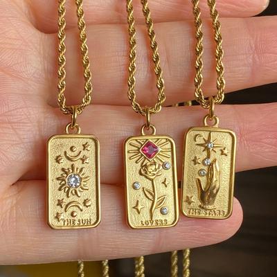Damen-Schmuckbänder aus Titanstahl mit hoher Farbbeständigkeit, Ins Nischendesign, Blumen-Tarot-Halskette, Sonnengott, dreidimensionale geprägte Halskette