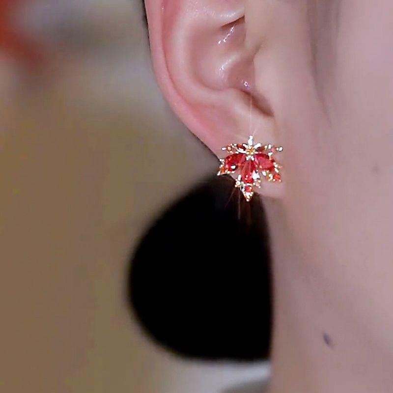 

Осенне-зимние серьги-пусеты в виде красных кленовых листьев для интернет-знаменитостей, игла из серебра 925 пробы, необычные, привлекающие внимание серьги, уникальные серьги, новые трендовые Red