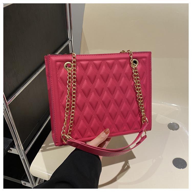 

Сумка с цепочкой и ромбами, вместительная женская сумка 2024 года, новая ниша, универсальная модная тенденция, текстурированная сумка-мессенджер розы красного