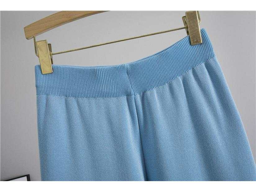 Completo estivo da donna con top lavorato a maglia senza maniche e pantaloni a gamba larga