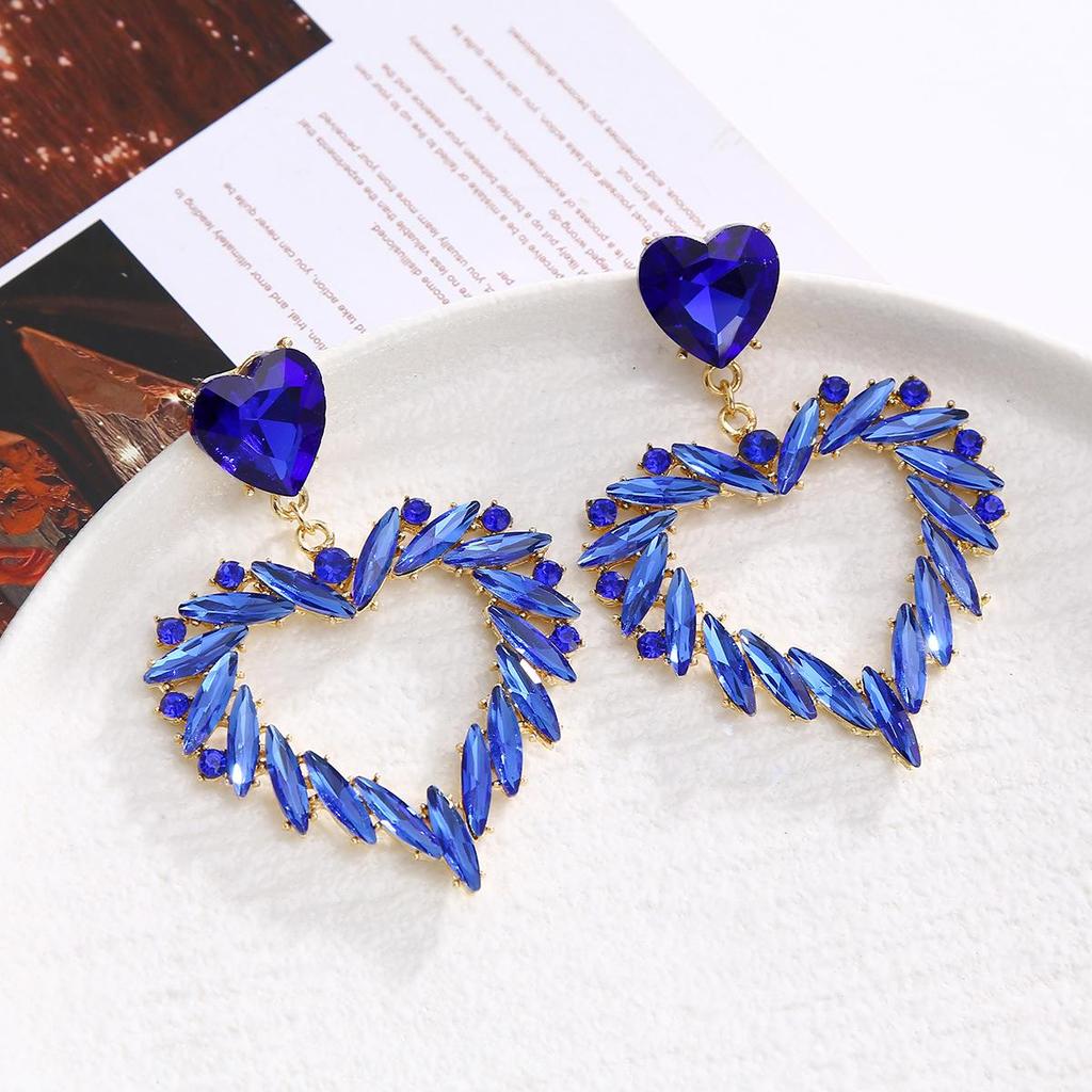 Trendy Vintage Heart Earrings: Chic and Stylish Statement Piece