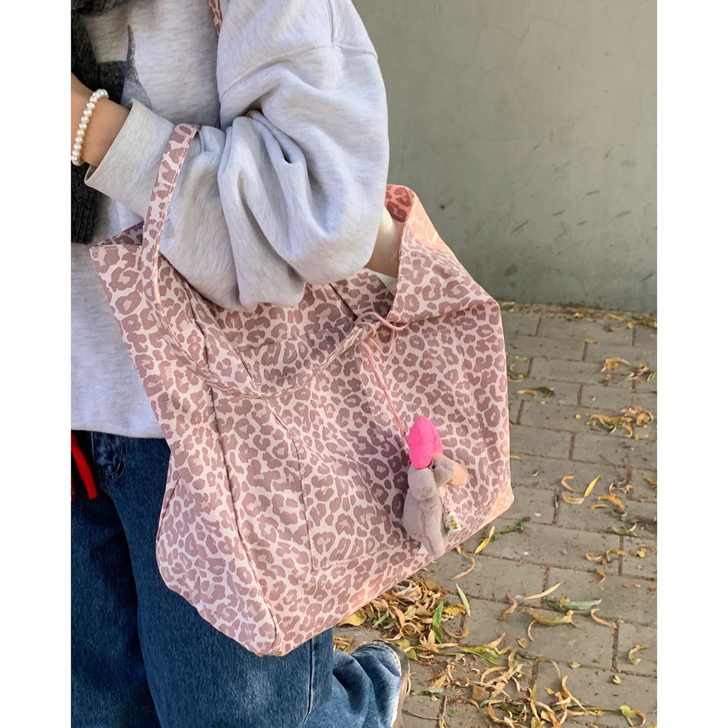 

Korean version of casual large-capacity bag women s lazy wind shoulder bag 2025 new canvas tote bag leopard print armpit bag