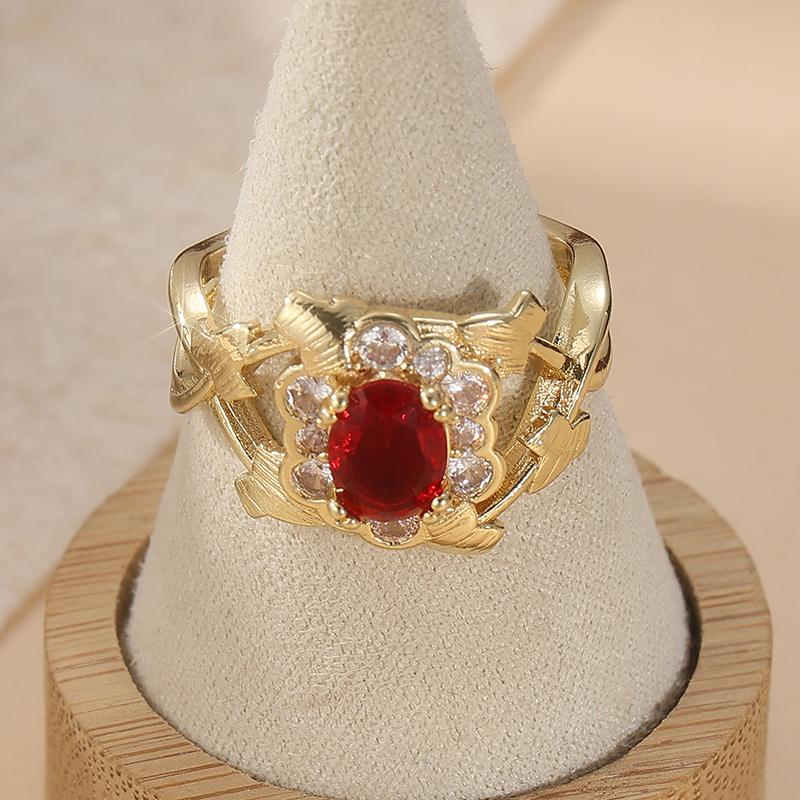 Gorgeous Vintage Inlaid Red Oval Synthetic Zirconia Golden Plated Ring for Women's Elegant Exquisite Banquet Jewelry Accessories