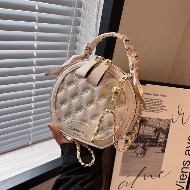 Popularne są haftowane torebki pod pachę w romby, łańcuszkowe torebki crossbody i małe okrągłe torebki do ręki.