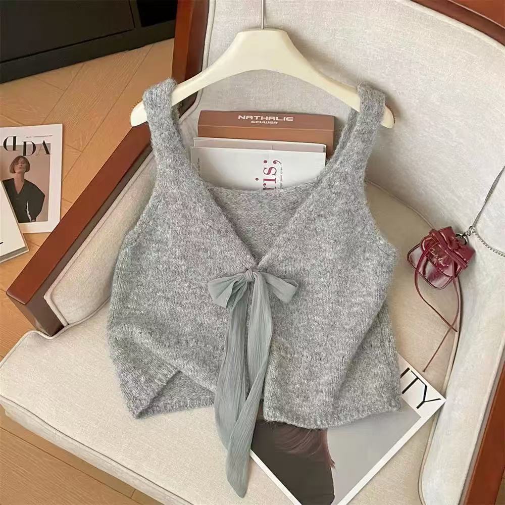 The new models in early spring are worn on the front and back, with straps, bows decorated with v-necks, sleeveless stacked, and knitted sweaters with