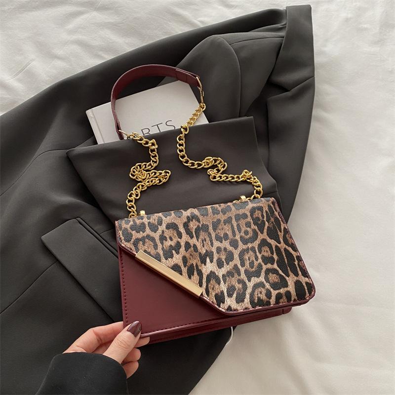 

2025 новый нишевый дизайн леопардовый принт сумка через плечо модная и простая сумка подмышку сумка-мессенджер на цепочке персонализированная сумка-мессенджер красный