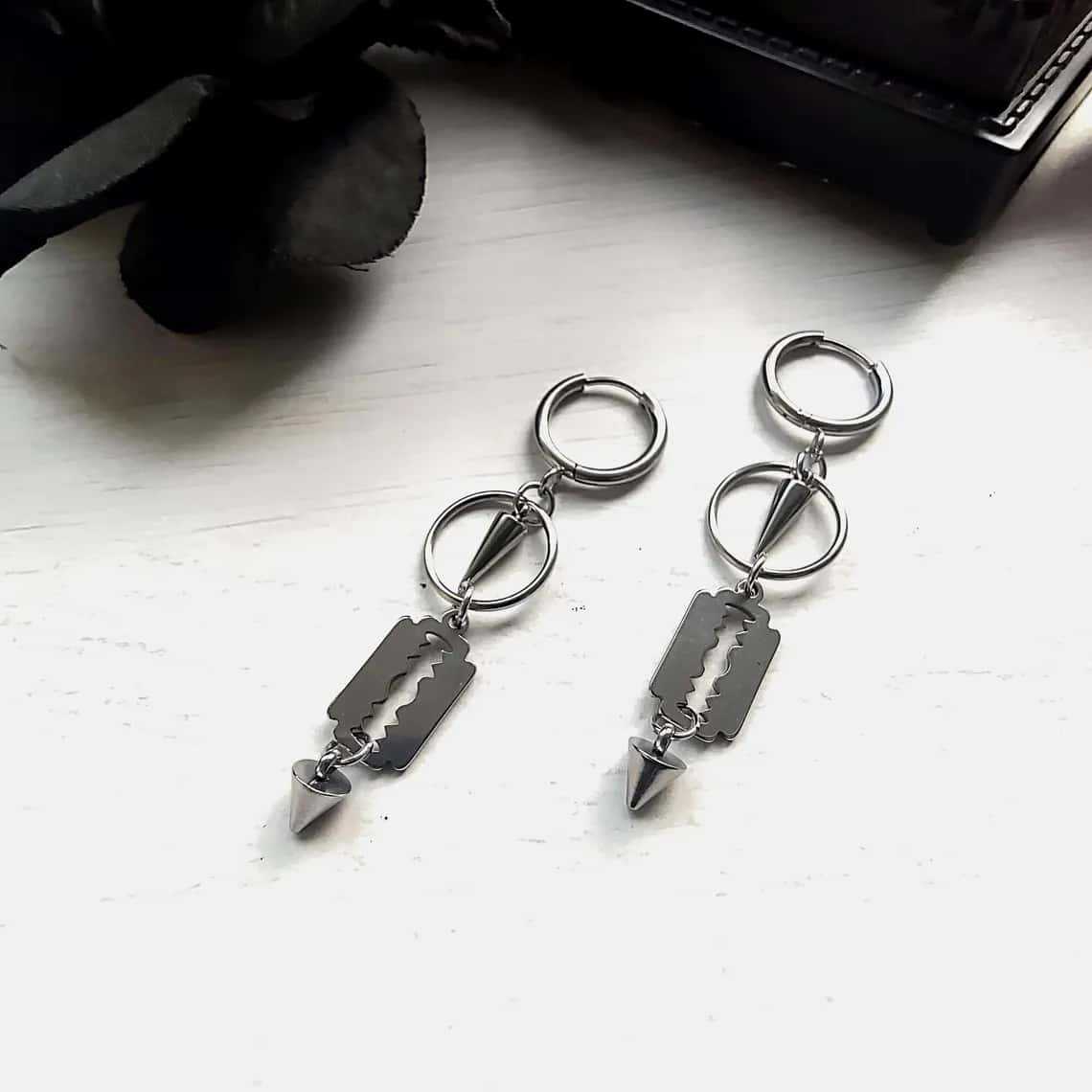 

Personality Punk Sliver Color Shaving Blade Pendant Dangle Earrings for Men Women Halloween Gothic Y2k Witch Jewelry Accessories