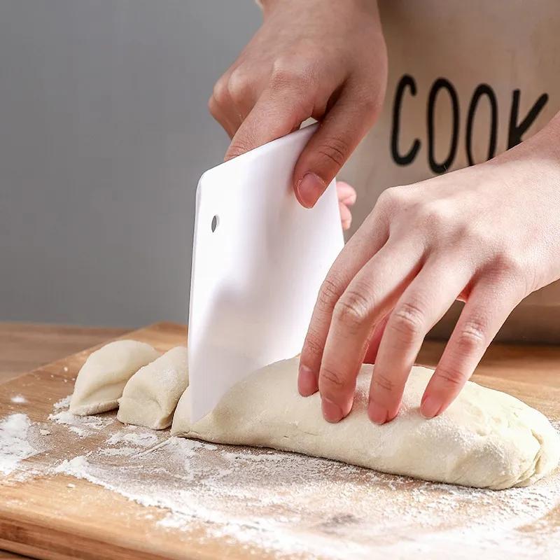Découpoir Grattoir à Pâte Cuisson Pâtisserie Bricolage Banc Plastique Bol Grattoir Cuisine Gâteau Crème Pain Fondant Spatule Couteau de Coupe Diviseur