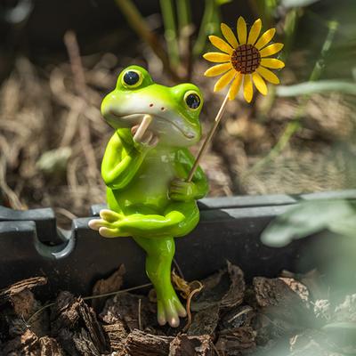 Garden Ornament Thinking Frog Holding Resin Statue Flower Shape Realistic Design Garden