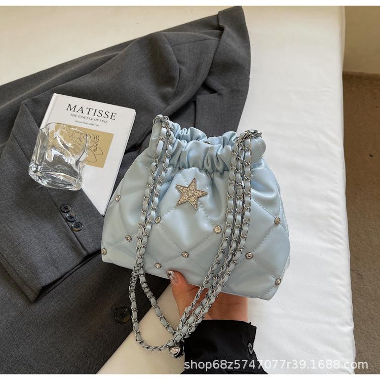 

Summer bag women s chain rhombus commuter large-capacity bucket bag with diamonds 2025 new shoulder casual armpit bag синий