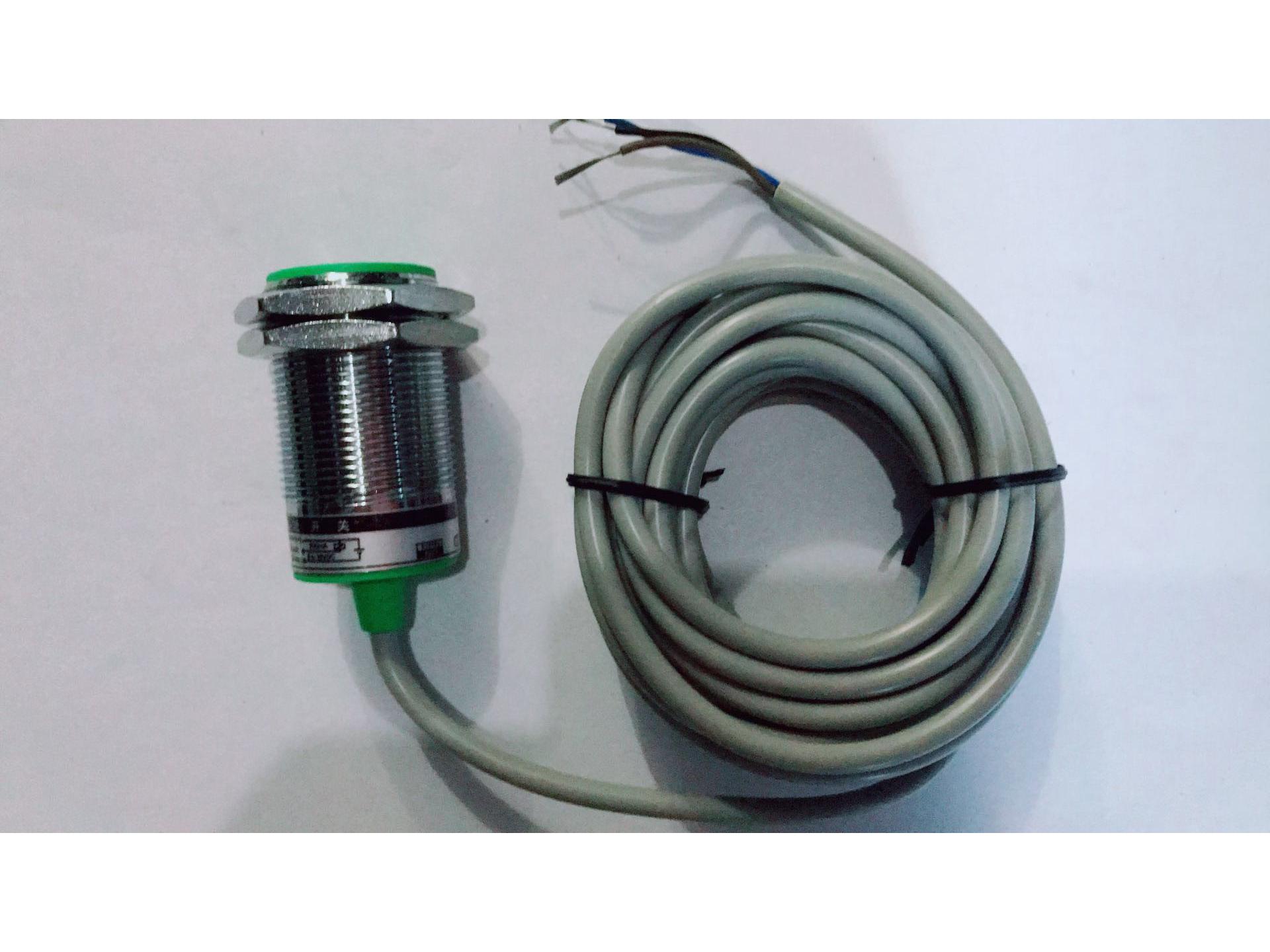 Metal Proximity Switch E2E-Series: AC/DC 2- or 3-Wire Sensor