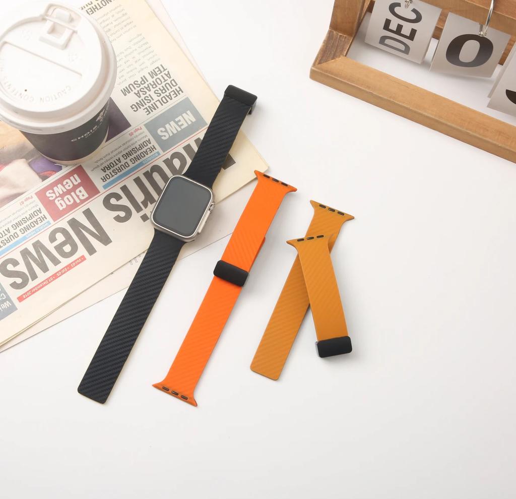 Bracelet en Silicone à Fermoir Magnétique Motif Fibre de Carbone pour Apple Watch Séries 1-9/Se/Ultra, Taille Universelle pour les Modèles 38mm à 49mm