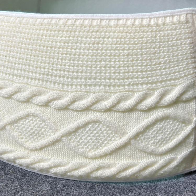 Classical Design Knitted Tree Skirt With Secure Clamping System Christmas Tree Skirt with Clips For Seasonal Celebration