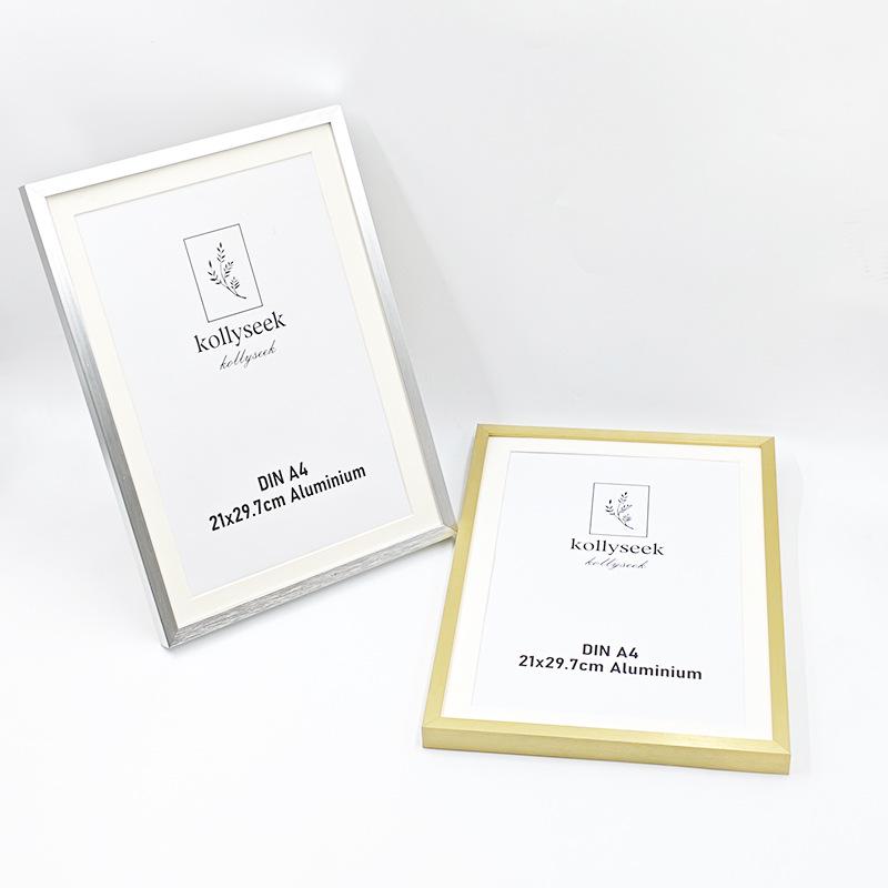 A4-bildram i aluminiumlegering med graverad logotyp för foto, bordsplacering, väggupphängning eller visning av verksamhetstillstånd.
