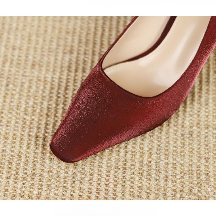 Französische Satin-High-Heels, dicke Absätze im Feenstil, rote Hochzeitsschuhe, kleine Temperamentschuhe mit quadratischer Spitze