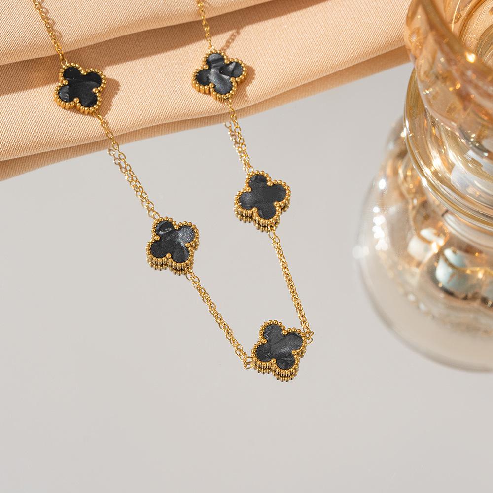 

Ожерелье из четырехлистного клевера из высококачественной титановой стали, которая не выцветает и излучает ощущение роскоши.. Это высококачественный аксессуар.