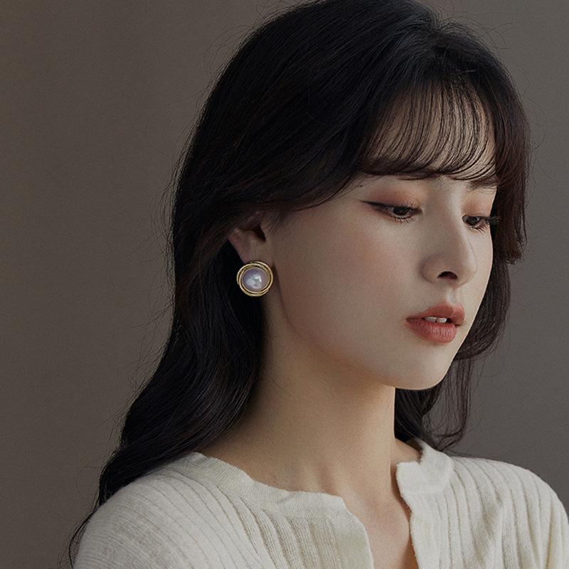Women s Gentle Retro Pearl Spiral Metal Stud Earrings – Korean High-End Fashion золотой