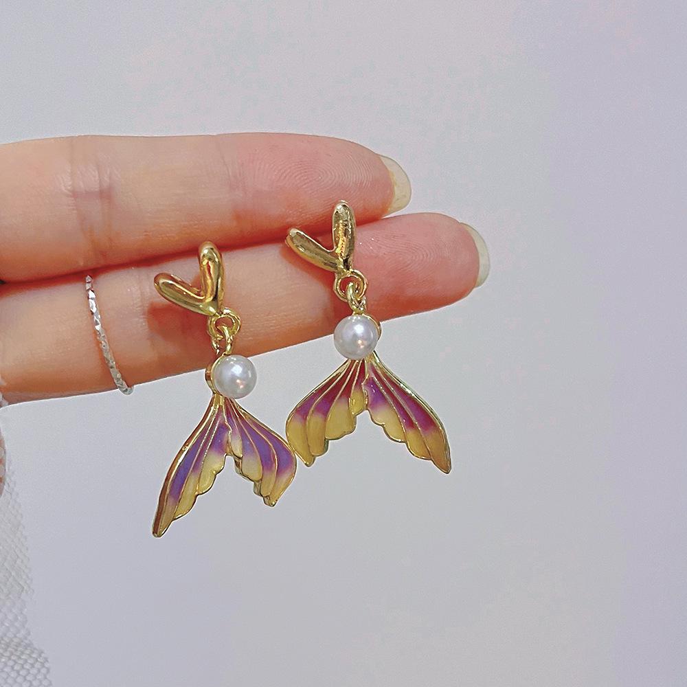 

Серьги-пусеты с градиентным фиолетовым жемчугом в форме сердца и рыбьего хвоста фиолетовый