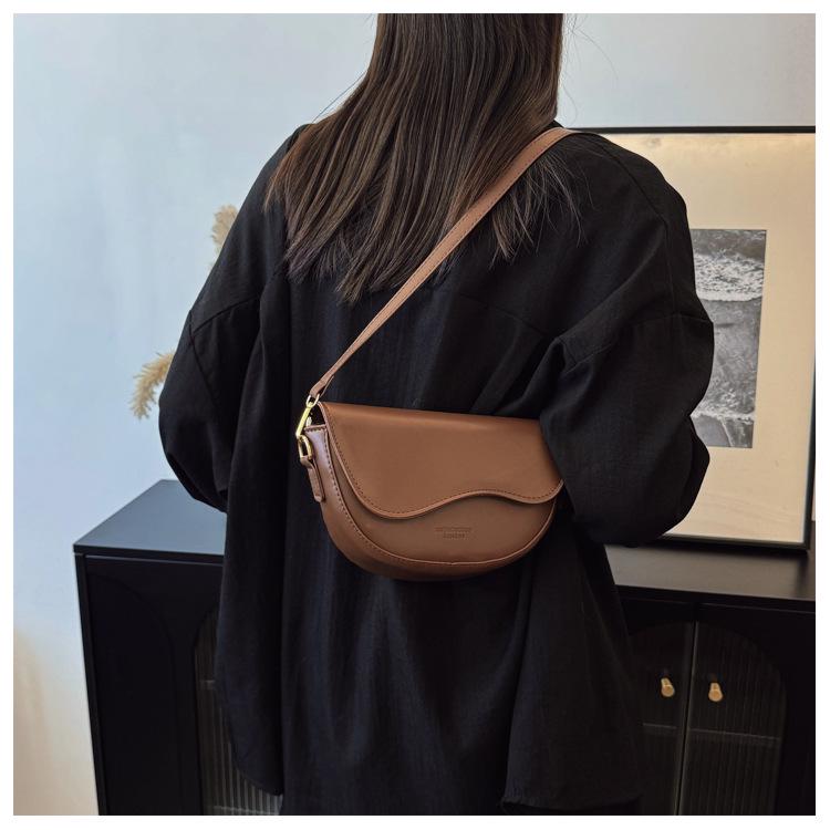 2025 Women's Retro Versatile Saddle Bag: Stylish Crossbody & Shoulder Option