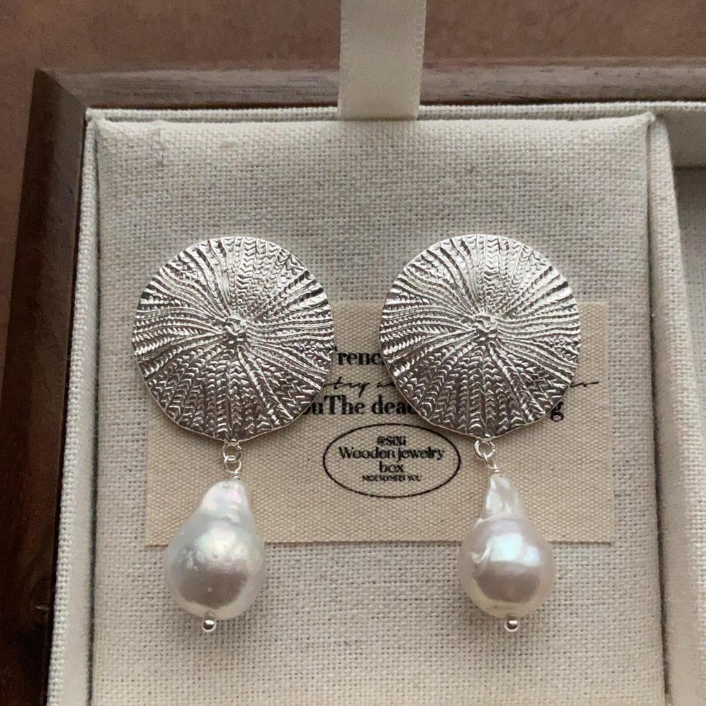 "Vintage Creamy Yellow Starfish Ear Clips: Elegant and Cute, Piercing-Free Sea Star Earrings"