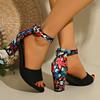 Damen Sommerschuhe 2026 Quadratische Hohe Sandalen Vintage Blumenmuster Offene Zehenpartie Hohe Absätze Damen Lässige Schnalle Knöchelriemen Sandalen