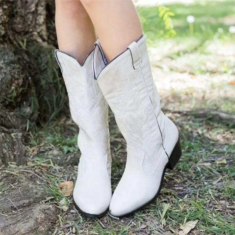 New 20 autumn and winter women's leather boots thick heel high heel medium boots pointed sleeve large size embroidered women's boots