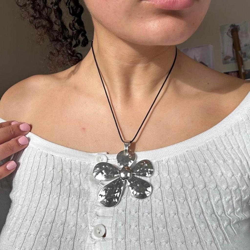 2024 Summer Unique Alloy Flower Necklace For Women Fashion Accessories