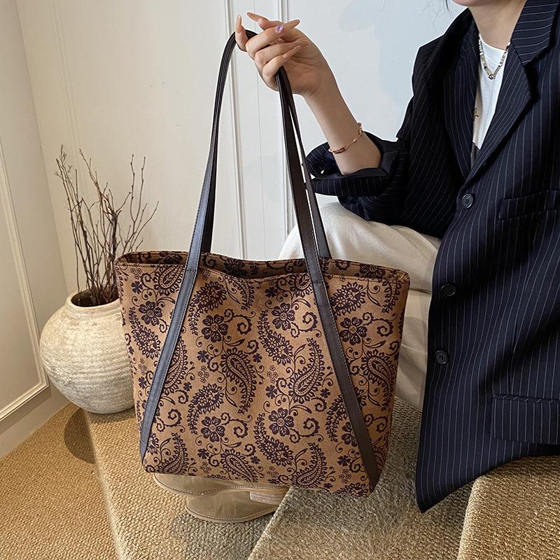 

Stylish Leopard Print Large Capacity Versatile Tote Bag коричневый