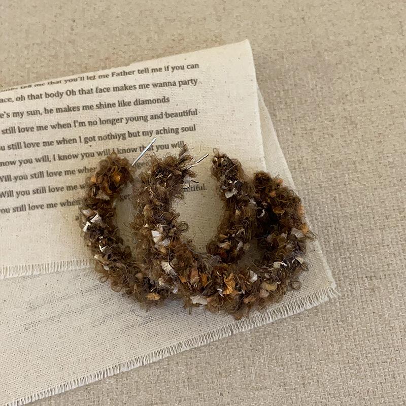 Осенние и зимние плюшевые шерстяные серьги-гвоздики женские нишевые дизайнерские серьги с чувством уникальной индивидуальности модные изысканные универсальные серьги