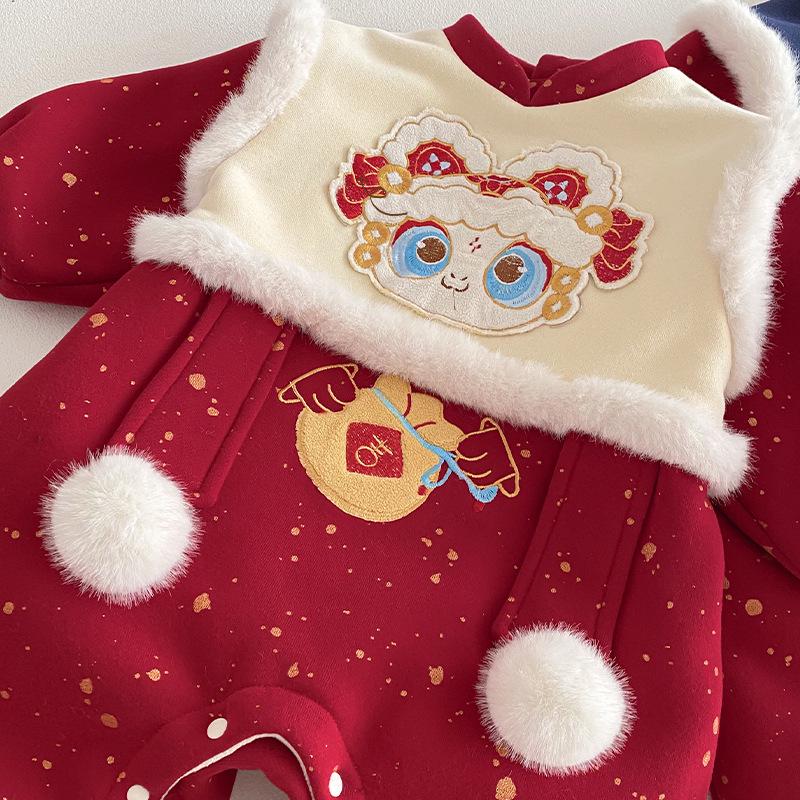 Neujahrs-Baby-Strampler 2025: Bestickter Samt mit Bommeln - Super süßes Winter-Neugeborenen-Outfit für das Chinesische Neujahr.