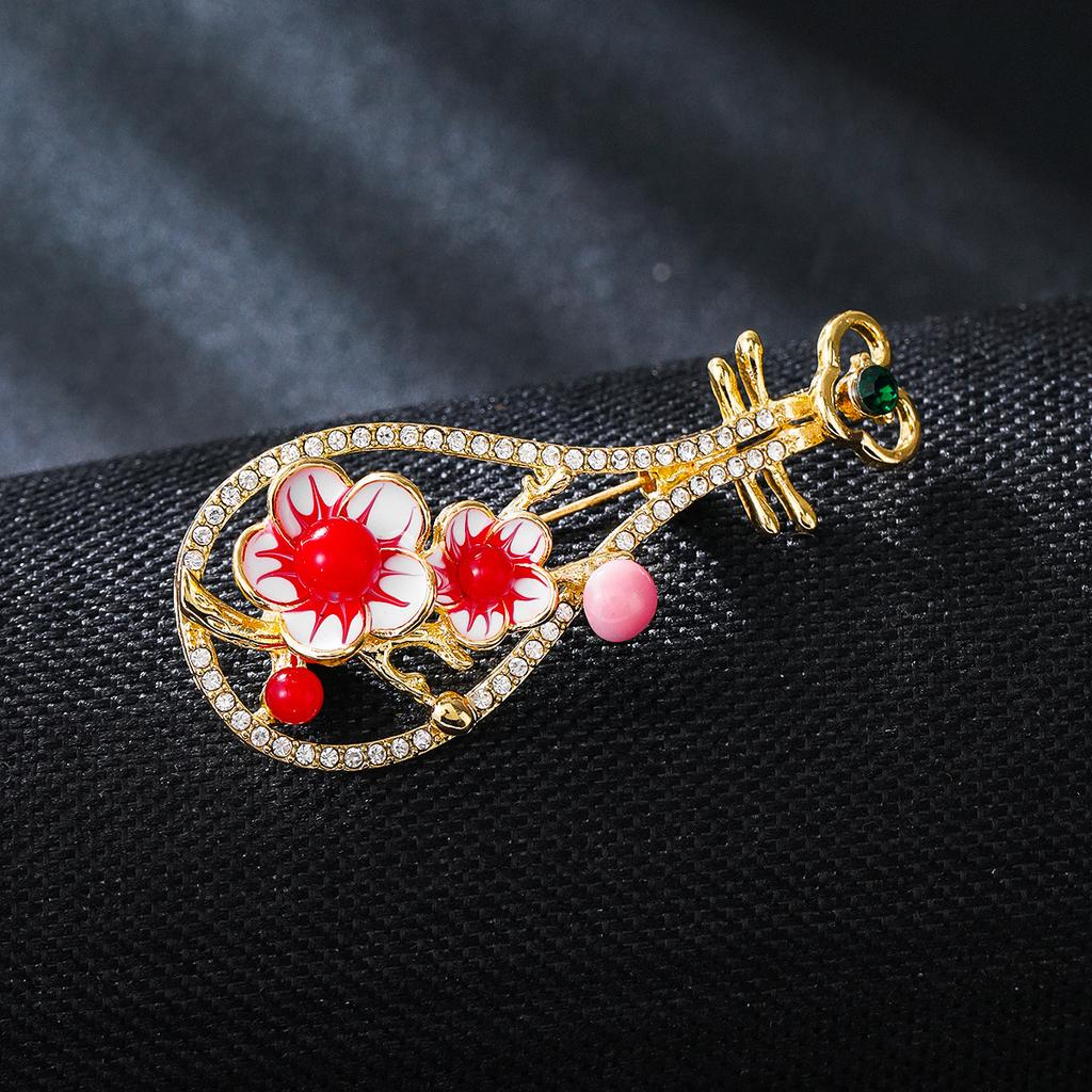 Retro Enamel Plum Blossom Pipa Brooch Women's Exquisite Guochao Cardigan Anti-light Pin High-end Cheongsam Accessories Corsage