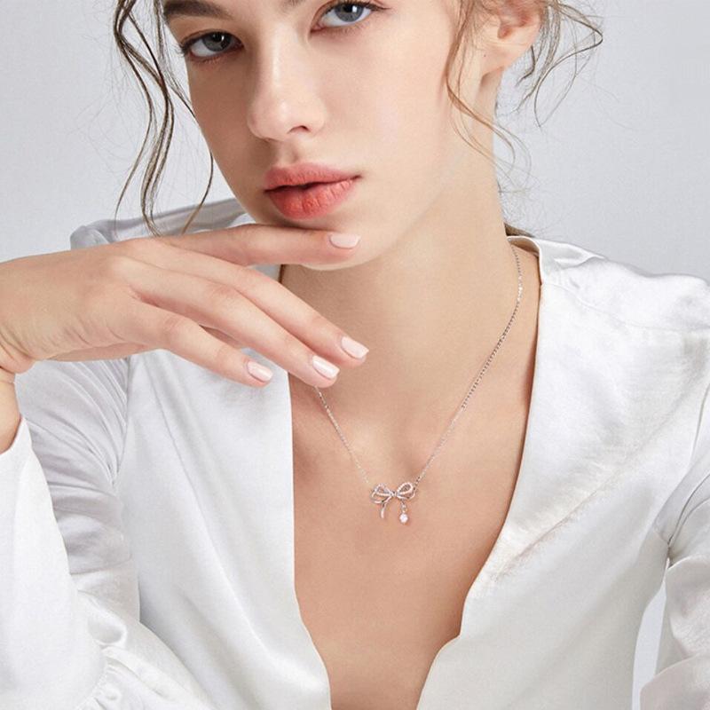 Halskette mit Anhänger und Schleife für Damen, leicht, luxuriös, Nischen-Design, Sommer-Temperament, Edelstahl, starke Kette