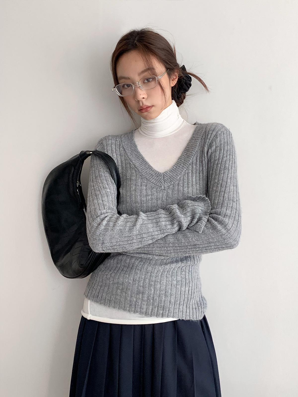 

Универсальный женский трикотажный свитер LOOPIN с V-образным вырезом, приталенного кроя и рукавами с разрезами M серый