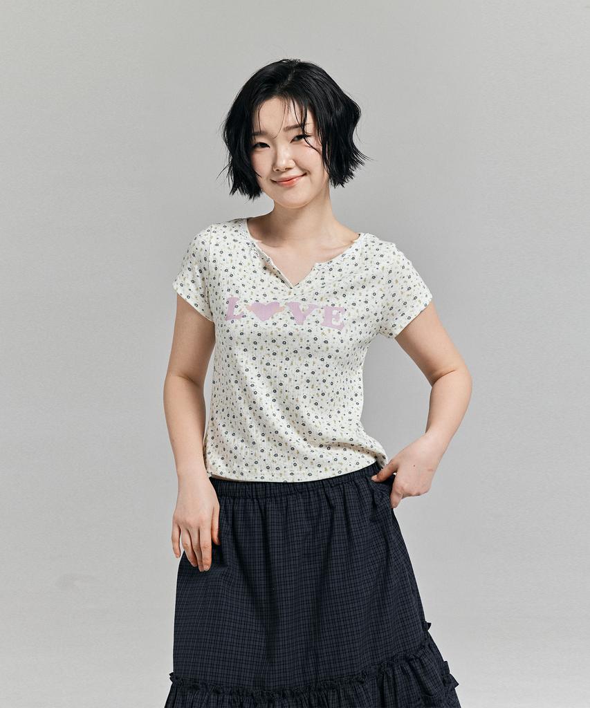 AWESOME STUDIO Flower Pattern Love T-Shirt Light Beige
