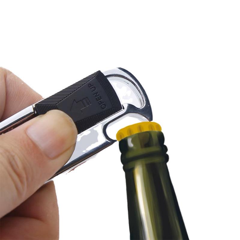 Pánská multifunkční klíčenka s klipem na opasek s push-pull mechanismem, více kroužky, přívěskem proti ztrátě a otvírákem na láhve.