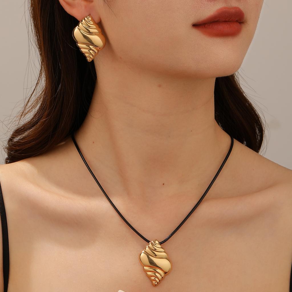 European and American jewelry, curled five-leaf stamen leather chain set, necklace, small fresh earrings chain, lava collarbone chain.