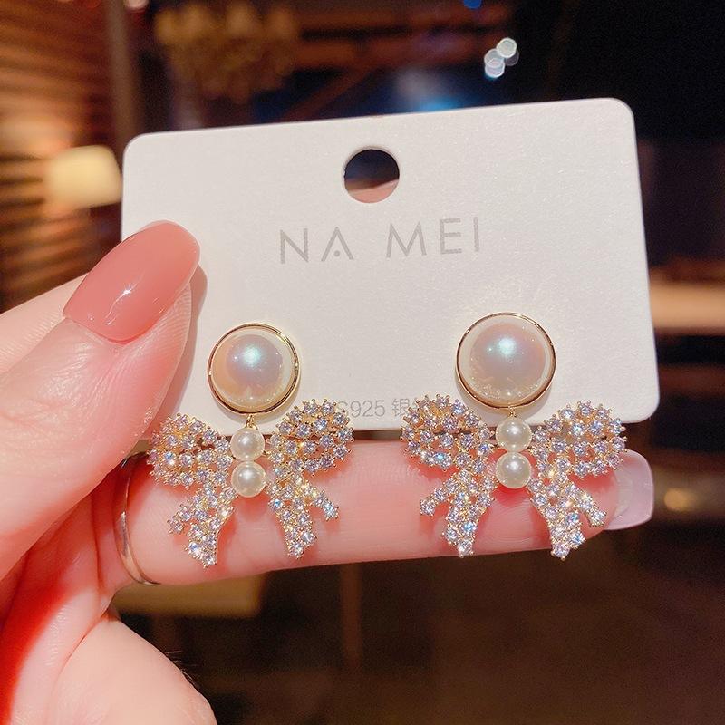 Fashion and elegance, atmospheric bow pearl earrings, women's design sense, versatile, exquisite stud earrings, sweet temperament, ear jewelry