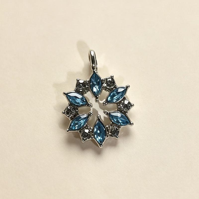 Colier Elegant Fulg de Zăpadă cu Diamante Albastru Cer - Design Luxos pentru Femei, Perfect pentru Cadouri de Crăciun sau Aniversare