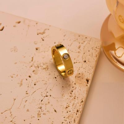 Eleganter minimalistischer 18k Gold Titanstahlring mit drei Diamanten