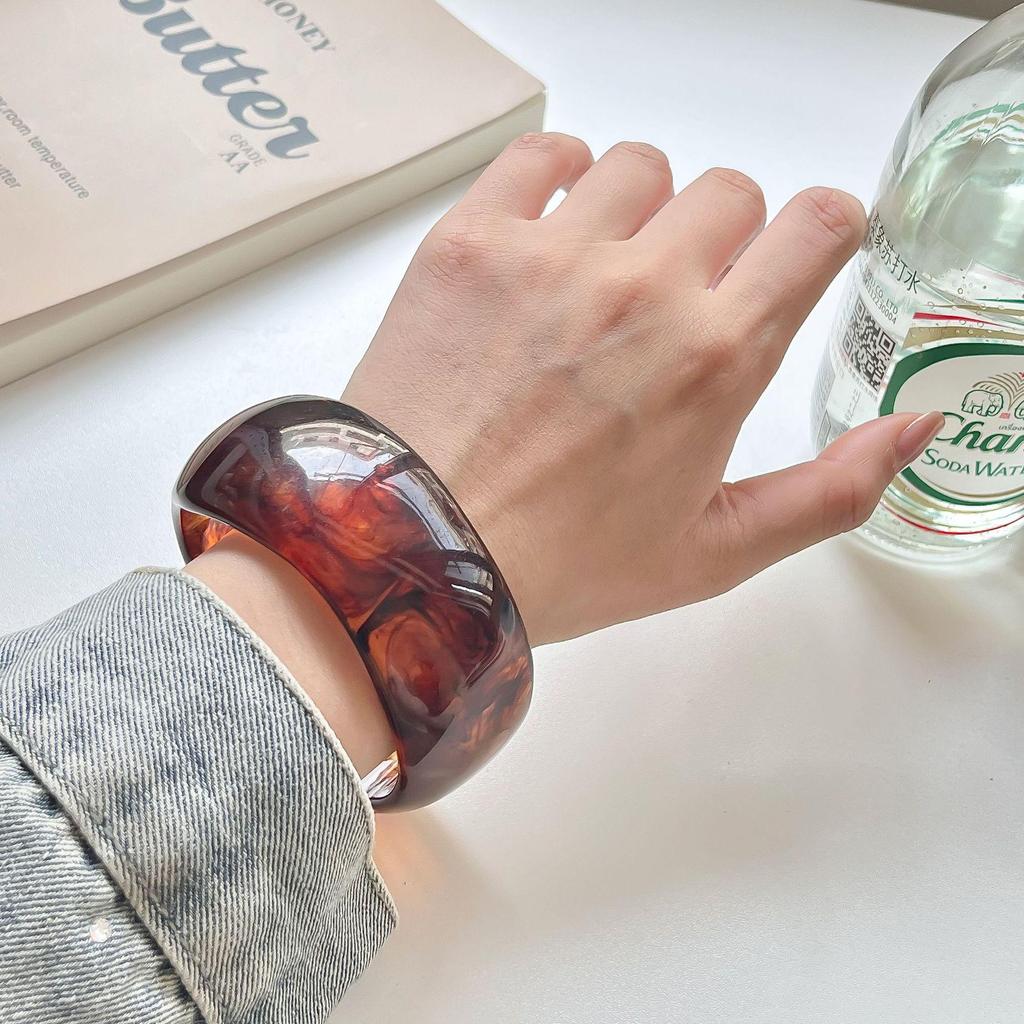 Verlaufendes halbtransparentes Harzarmband – Modisches breites rundes Armband für Damen, farbecht