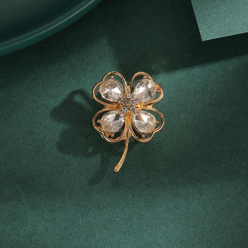 Elegante Schmetterlingsbrosche mit Perle – Damen-Modeschmuck-Anstecknadel von hoher Qualität