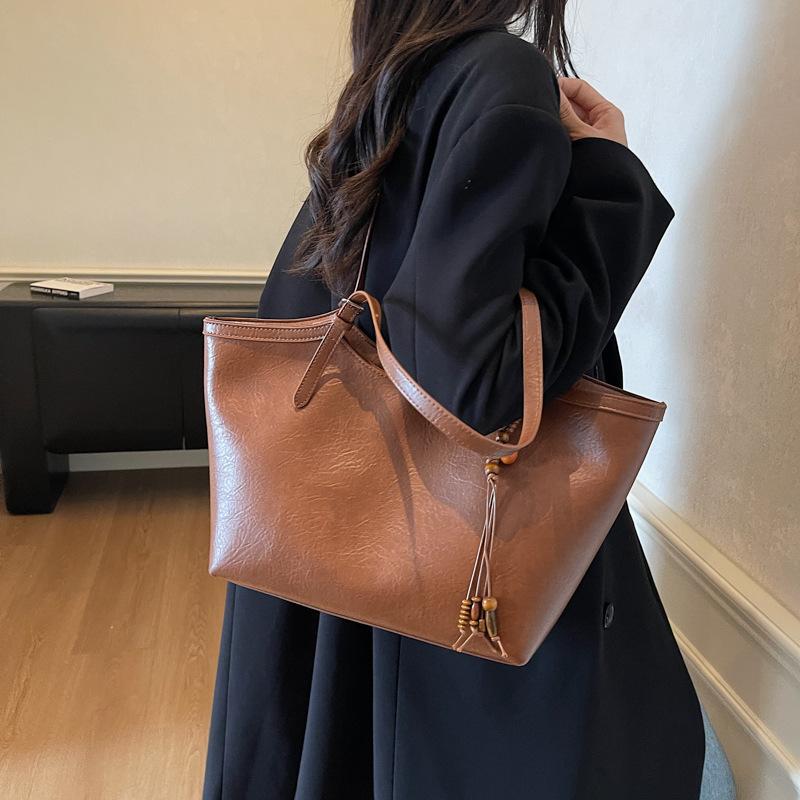 

Вместительная сумка-тоут, с непринужденной и мягкой текстурой, является высококлассной универсальной сумкой на плечо и подмышку коричневый