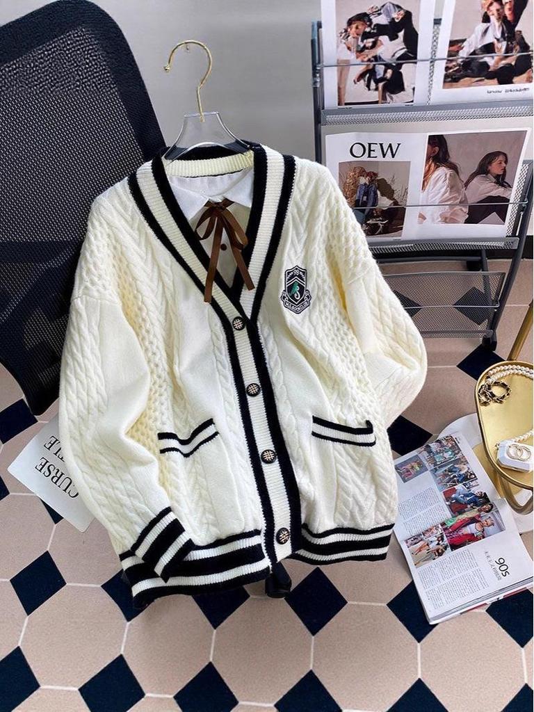 Dámský pletený kardigan střední délky v kolejním stylu - Kolekce Podzim/Zima 2025