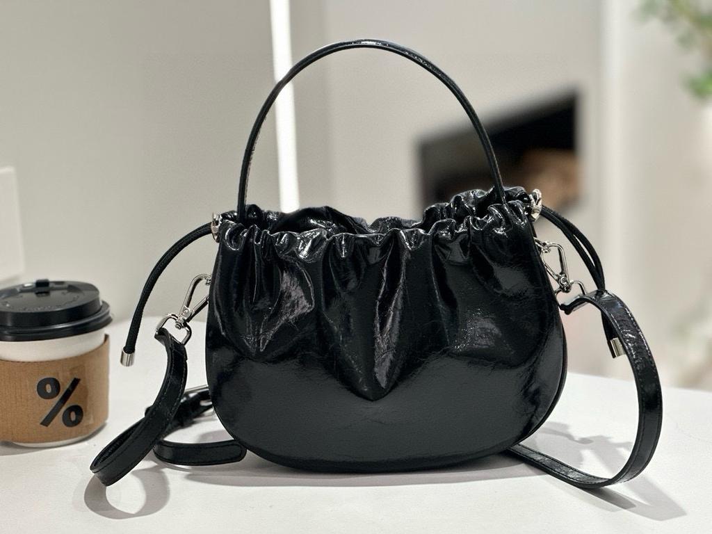 Borsa da donna 2025 primavera ed estate nuova borsa in pelle pieghettata portatile borsa a tracolla a catena sotto il braccio borsa a spalla a nuvola