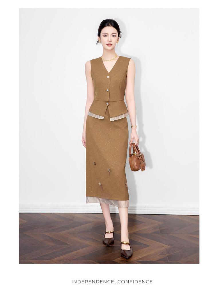 Modny zestaw kamizelki z dekoltem w serek i organzowej spódnicy z cekinami w kształcie gwiazd