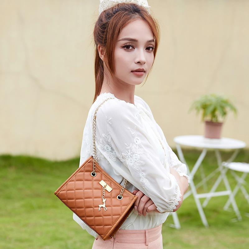 Deer pendant decorative chain messenger bag fashionable and casual new diamond embroidered women's shoulder bucket bag