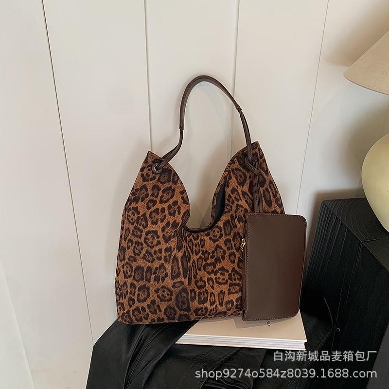

Leopard print canvas bag women s 2025 new trendy Korean niche tote bag student class large capacity armpit bag